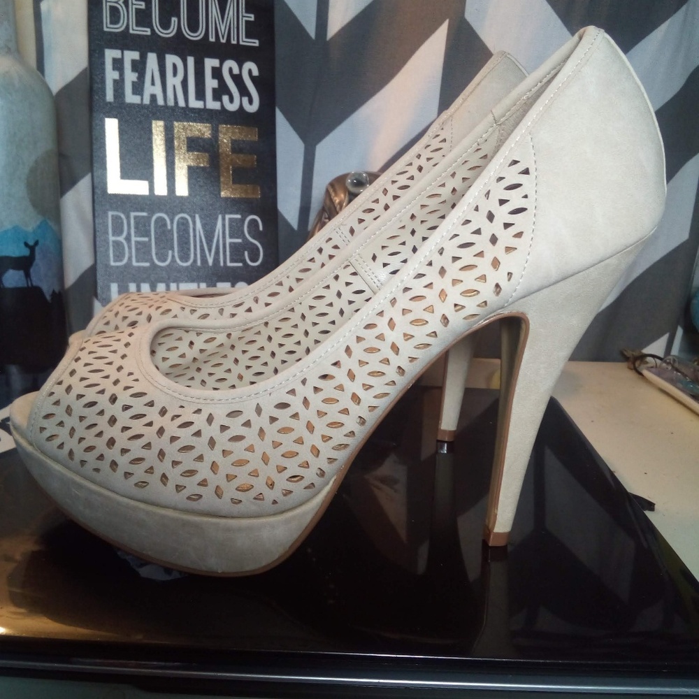 (SOLD)Apt. 9 heels
